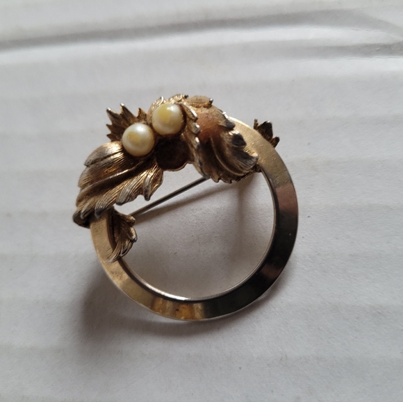 Sarah Coventry Signed Wreath/Leaf Broach Pin/Earrings Faux Pearl Leaf Gold Tone - Picture 4 of 9